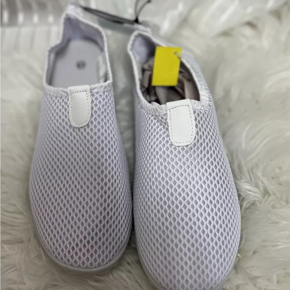 White Athletic Mess/Like Shoes Breathable Material SZ: (9/10) NNB